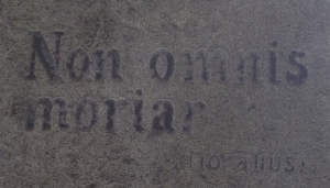 Horatiussitaatti hautakivessä Tivhinän taiteilijahautausmaalla Pietarissa. Kuva: M. Vierros