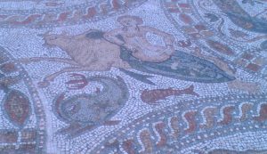 Delfiini saattaa Europaa kohti Kreetaa, mosaiikki roomalaisajalta.  Kuva: Liisa Kaski.  Naxoksen arkeologinen museo.