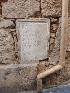 Uusiokäytetty piirtokirjoituskivi Tarragonan (room. Tarraco) vanhassa kaupungissa Espanjassa . Kuva: Marja Vierros.